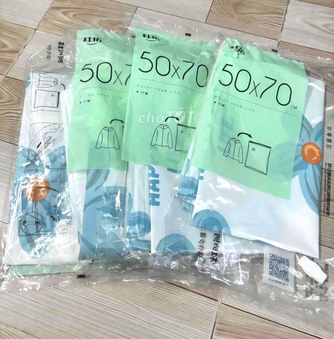 50x70cm Vacuum Storage Bag - sold each (Category: Storage Boxes & Baskets) located in Quezon City. Submitted by ana-chan (Listing ID 1425753178, Image 1). Description: These vacuum storage bags are 50x70cm in size. They are designed to compress clothing and other items for space-saving storage. The bags feature a floral design and include instructions for use. They are ideal for organizing and protecting items from dust and moisture. Each bag is 