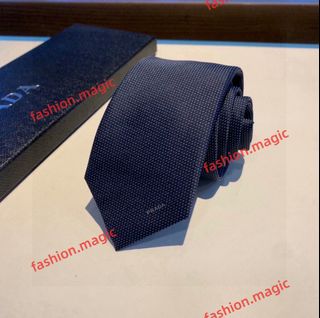 (Category: ) located in . Submitted by fashion.luxe (Listing ID 1425760098, Image 1). Description: .