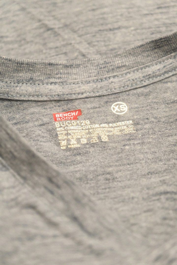 Bench Basic Gray V-Neck Shirt (XS) (Category: Tshirts & Polo Shirts ) located in Santa Rosa. Submitted by radarr (Listing ID 1425746805, Image 3). Description: Size on tag: XS Dimensions: Length (in): 22.5 Width (in): 16.5 Shoulders (in): 16 - Bench Basic Gray V-Neck Shirt (XS) - Classic V-neck design - Versatile gray color - Made with a blend of cotton and polyester - Perfect for everyday wear.