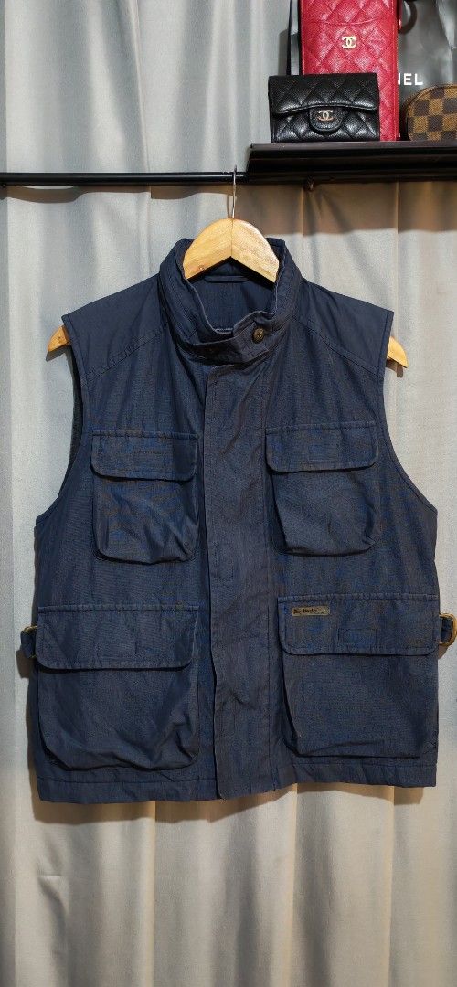 Burberry Vest Packable Hood (Category: Vests) located in Baguio. Submitted by luxuryph2600_eric (Listing ID 1425646154, Image 3). Description: Burberry Vest Packable Hood Details⬇️⬇️⬇️ Excellent Condition Dimes 22*25.5 Color Rate 9.5/10 Size Medium No Issue 💰 PRICE 1000 FREE SHIPING 📌Loc. Baguio City Shipping Via J&T Reminder : Items are Thrifted and carefully Selected from Thrift Stores/Box/Bales Photos are Provided for Self Authentication No 