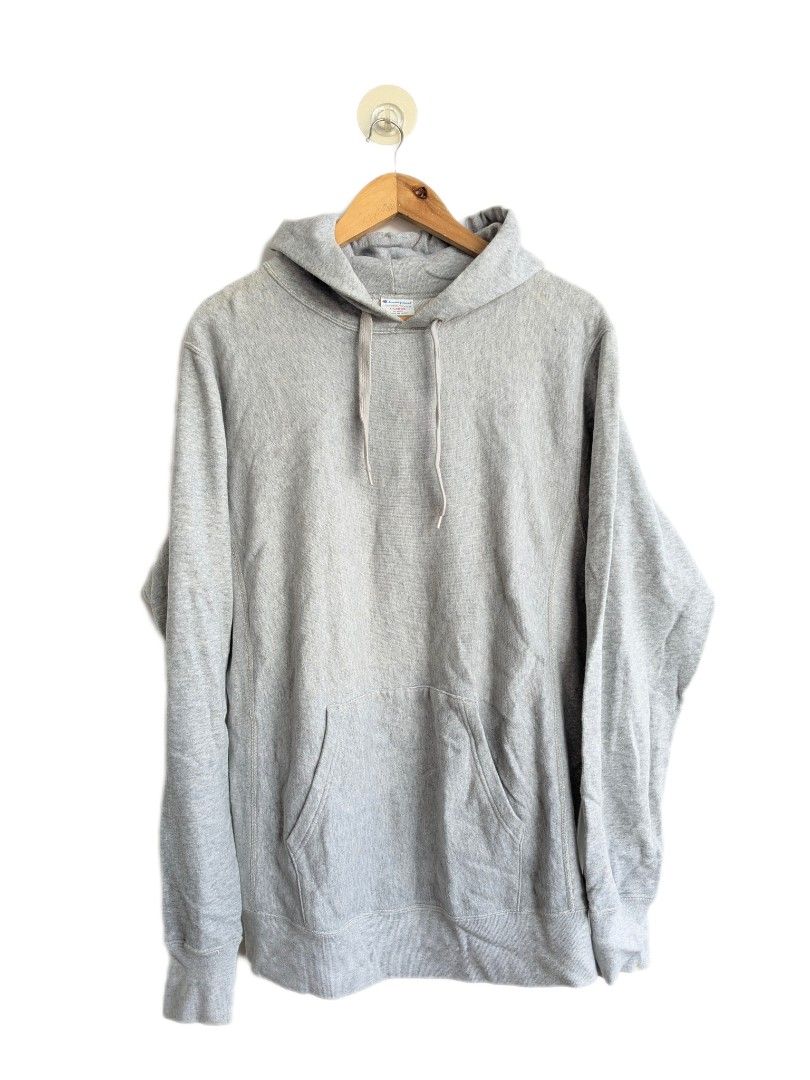 Champion Reverse Weave Hoodie - M (Category: Hoodies) located in Imus. Submitted by valentino.bros. (Listing ID 1425635344, Image 1). Description: Gray Champion Reverse Weave hoodie. Features a drawstring hood and a kangaroo pocket. The size is XL. The hoodie has some visible stains on the shoulder area. The tag is visible, showing the brand and size information. - Dimes: 21" x 30" - Issue/s: Off - Color rate: 9/10 - Condition: 9/10 NOTE: - Pleas