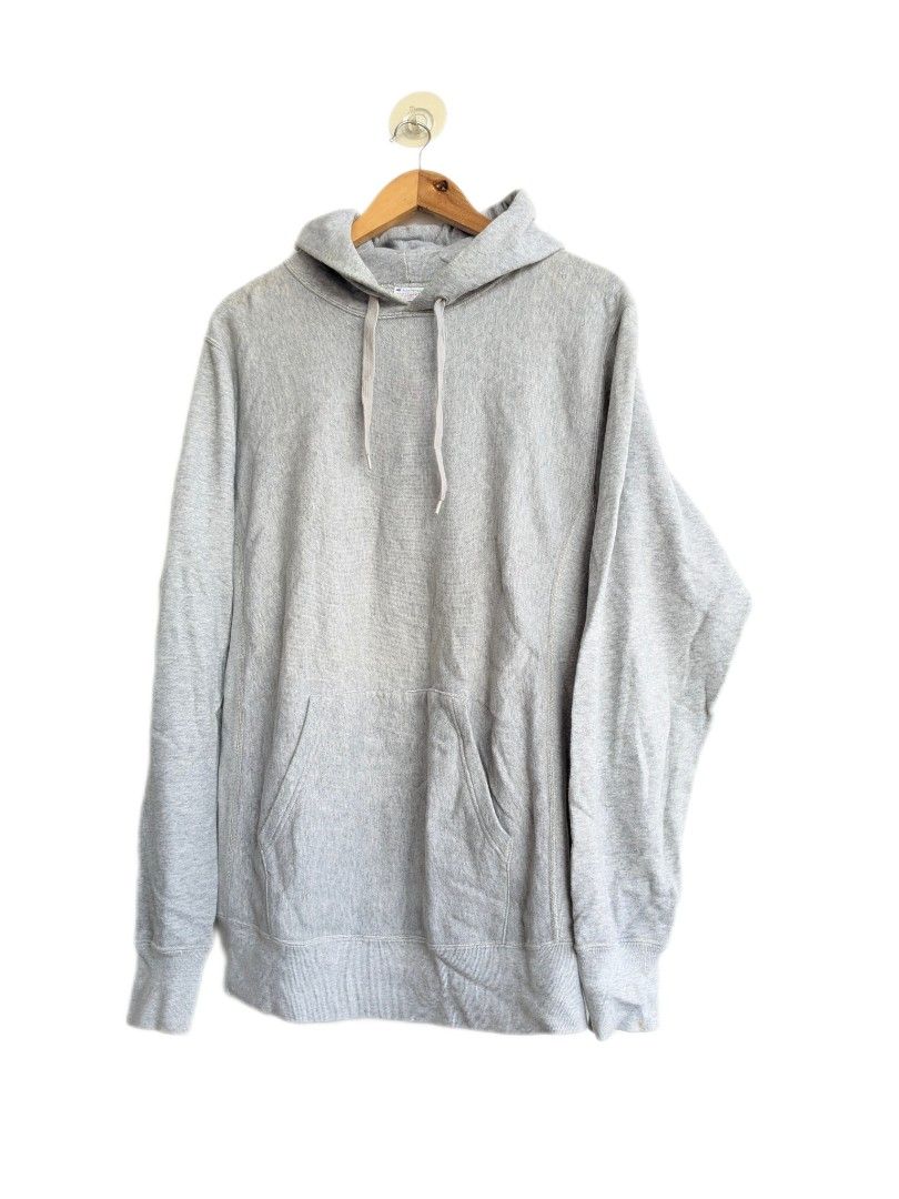 Champion Reverse Weave Hoodie - M (Category: Hoodies) located in Imus. Submitted by valentino.bros. (Listing ID 1425635344, Image 2). Description: Gray Champion Reverse Weave hoodie. Features a drawstring hood and a kangaroo pocket. The size is XL. The hoodie has some visible stains on the shoulder area. The tag is visible, showing the brand and size information. - Dimes: 21" x 30" - Issue/s: Off - Color rate: 9/10 - Condition: 9/10 NOTE: - Pleas