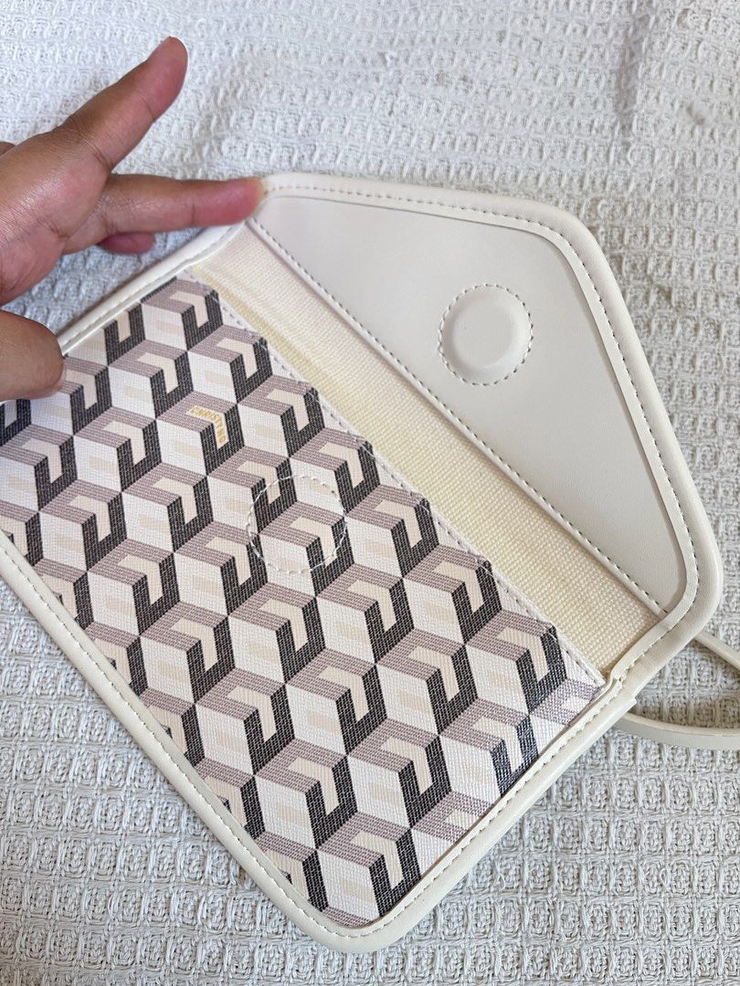 CHRISTY NG WALLET WITH STRAP (Category: Wallets & Card holders) located in Bacoor. Submitted by thriftwithayenn (Listing ID 1425698352, Image 2). Description: Used once or twice Come with strap Almost brand new .