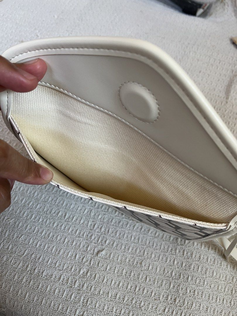 CHRISTY NG WALLET WITH STRAP (Category: Wallets & Card holders) located in Bacoor. Submitted by thriftwithayenn (Listing ID 1425698352, Image 3). Description: Used once or twice Come with strap Almost brand new .