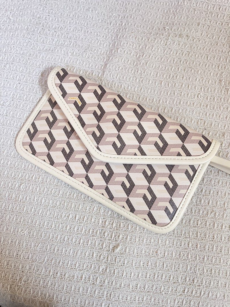 CHRISTY NG WALLET WITH STRAP (Category: Wallets & Card holders) located in Bacoor. Submitted by thriftwithayenn (Listing ID 1425698352, Image 1). Description: Used once or twice Come with strap Almost brand new .