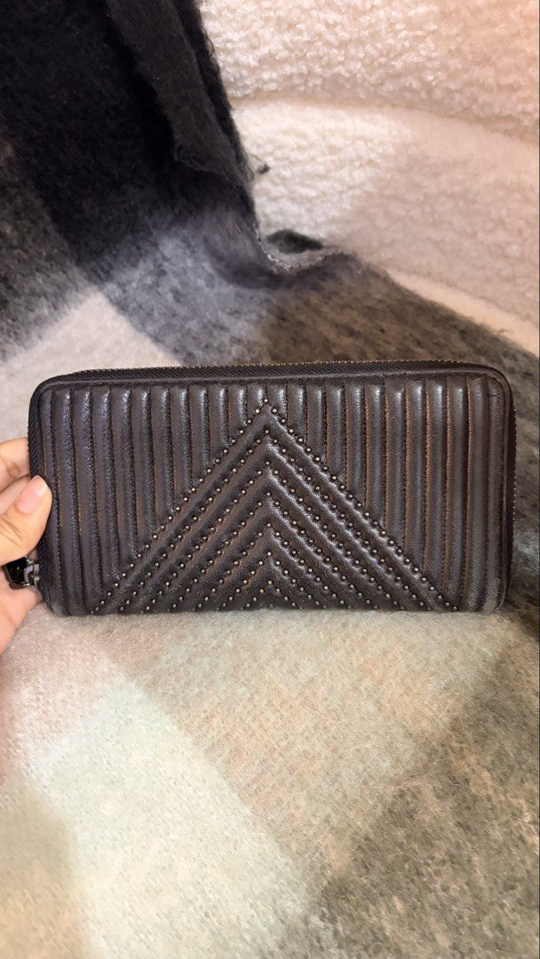 Coach Black Leather Zip Around Wallet (Category: Luxury Bags & Wallets) located in Mandaluyong City. Submitted by prelovedcole (Listing ID 1425711875, Image 2). Description: Authentic coach Accordion Zip Wallet With Quilting And Rivets Negotiable.