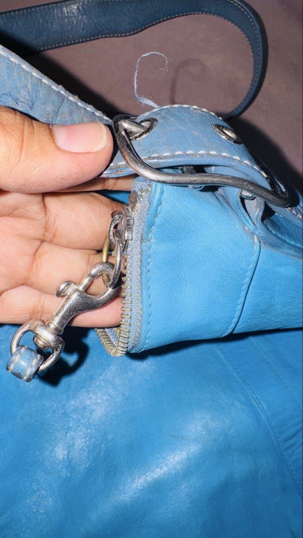 Coach Bleeker Bucket bag (Category: Luxury Bags & Wallets) located in Umingan. Submitted by lerie12 (Listing ID 1425661914, Image 3). Description: Original, repainted only yung body ng bag, yung strap and inside original ang color. my maliliit na stains ng paint sa loob. wala pang kalawang or tarnish ang hardware.