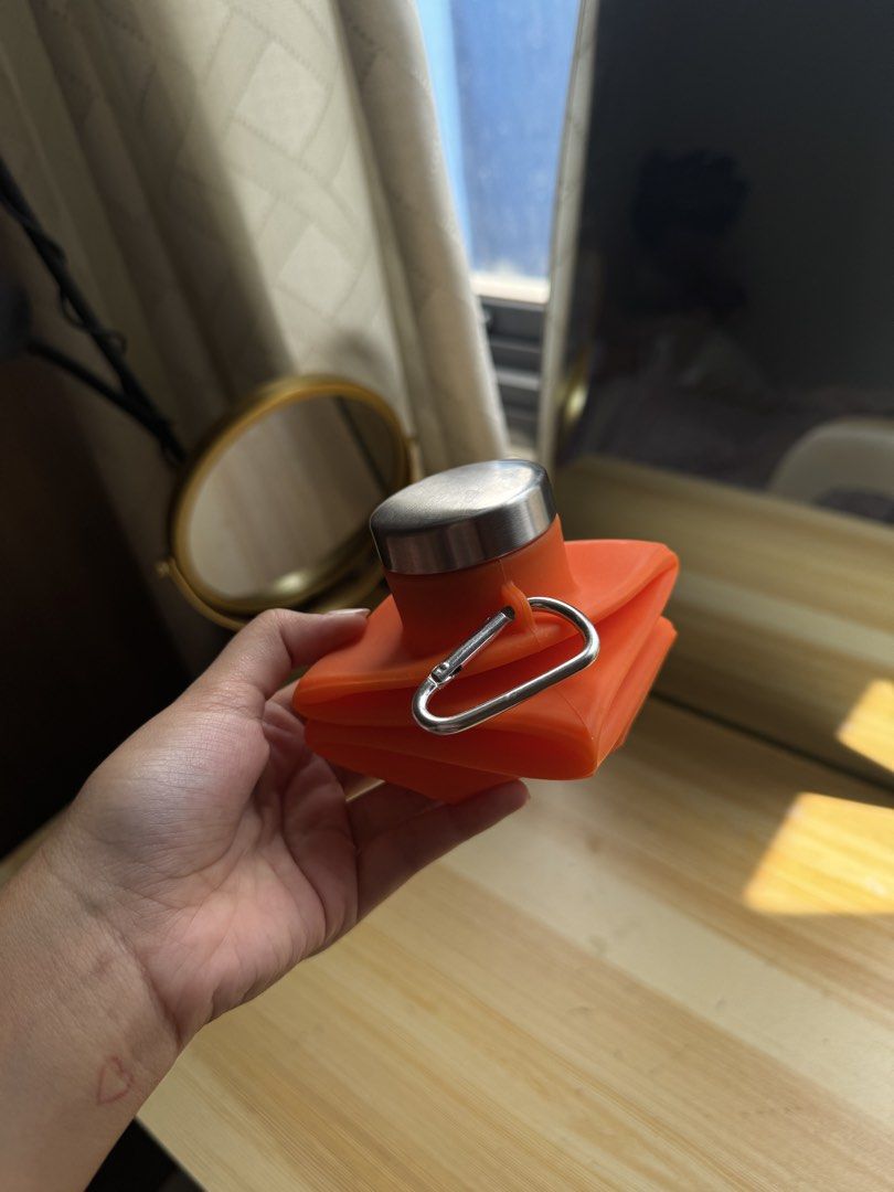 Collapsible Silicone Water Bottle 700ml (Category: Water Bottles & Tumblers) located in Manila. Submitted by andreaaarut2 (Listing ID 1425653990, Image 3). Description: Price is Negotiable! 🧡.