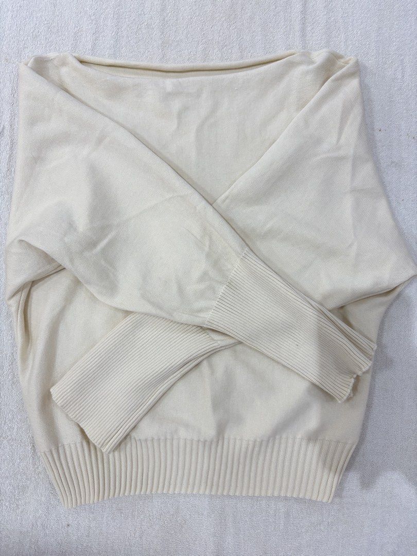 cream boat neck sweater (Category: Coats, Jackets and Outerwear) located in Daraga. Submitted by solanacarson (Listing ID 1425754573, Image 1). Description: .