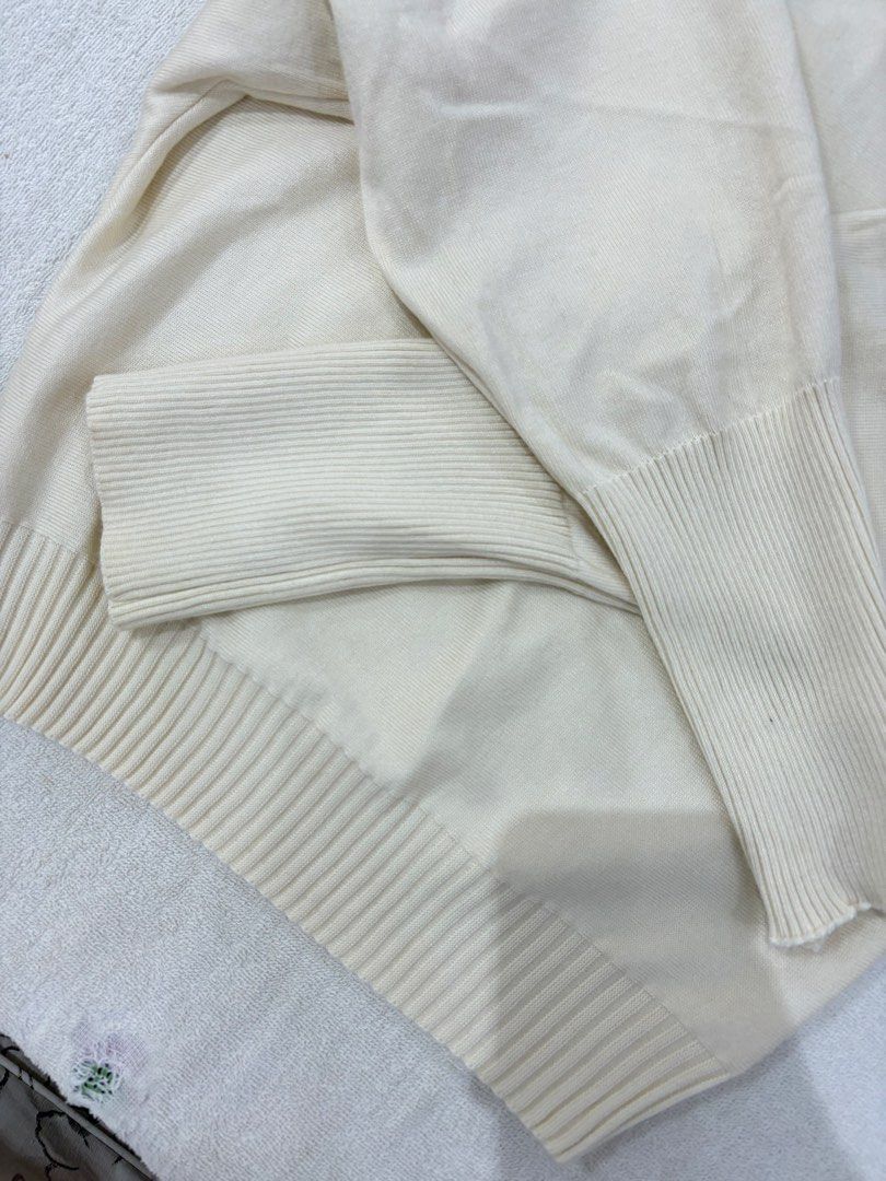 cream boat neck sweater (Category: Coats, Jackets and Outerwear) located in Daraga. Submitted by solanacarson (Listing ID 1425754573, Image 2). Description: .