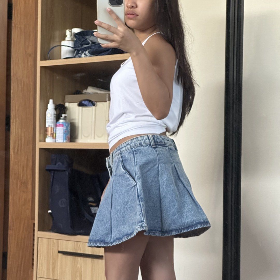 Denim Pleated Mini Skirt | Cotton On (Category: Skirts) located in Paranaque City. Submitted by cabienat (Listing ID 1425688980, Image 3). Description: Denim Pleated Mini Skirt | Cotton On NEVER BEEN USED! P400 ONLY! Last price posted. Bought it last Dec 2025, but bought the wrong size :( Model size for reference: W: 26in H: 4’11”.