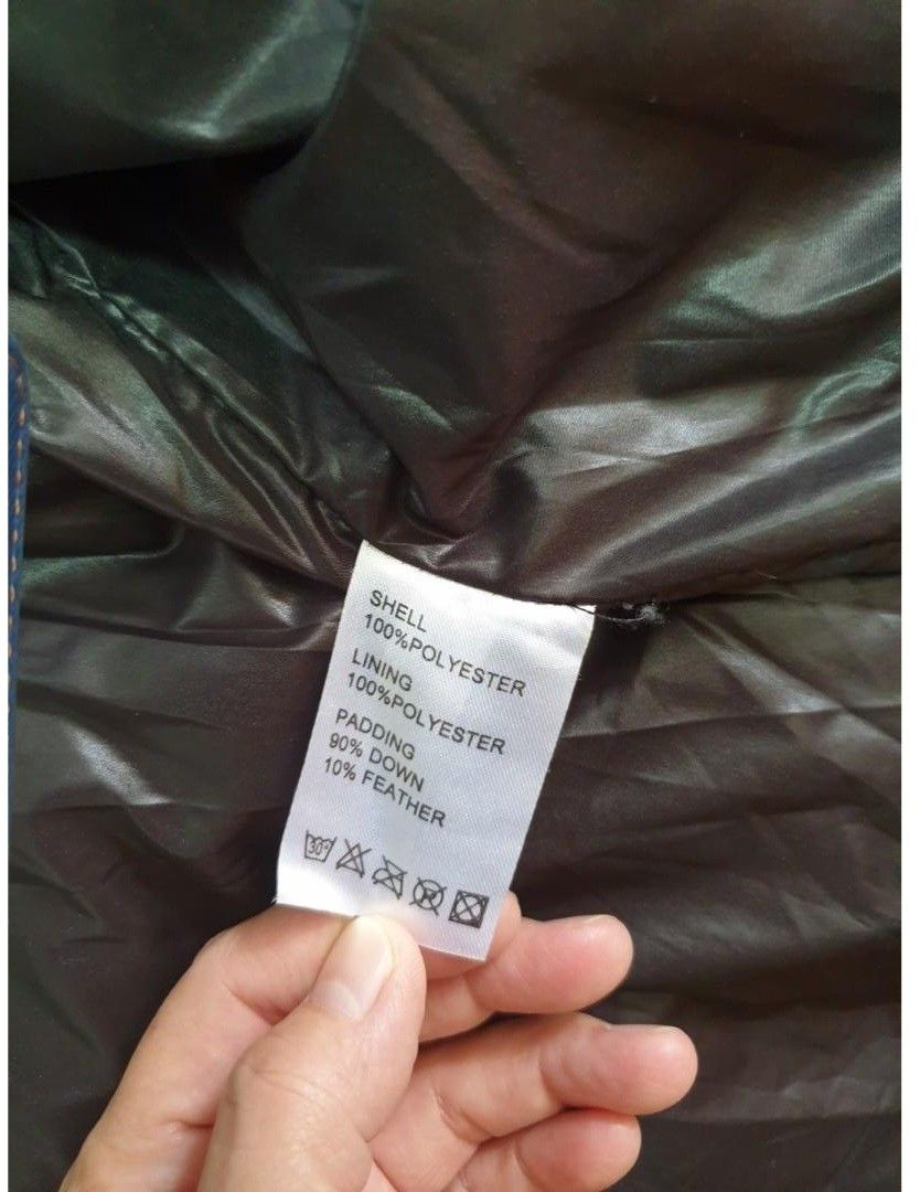 DOWN JACKET (Category: Coats, Jackets and Outerwear) located in Singapore. Submitted by koh1993 (Listing ID 1425795211, Image 4). Description: Fitted down jacket with exposed front zipper. 2 internal safety pockets for securing valuables and a detachable cap. Wind and water resistant on shell fabric. Dimension - see last photograph. All measurement +-1cm Collection at hougang mrt or 530852.