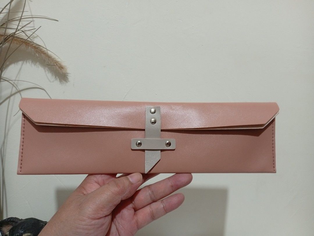 ELLE™️ PINKISH BROWN TROUSSE (Category: Makeup) located in Baguio. Submitted by Zagada (Listing ID 1425654926, Image 2). Description: ELLE™️ PINKISH BROWN TROUSSE Long flat soft leather case/pencil case/make-up brush pouch etc. Size 10.25" x 3" Preloved but in a slightly used very good condition No flaw, no damage Kept in a smoke free environment Location- Baguio City Ship Nationwide via J&T Courier 🫶🫰🤍🥰.