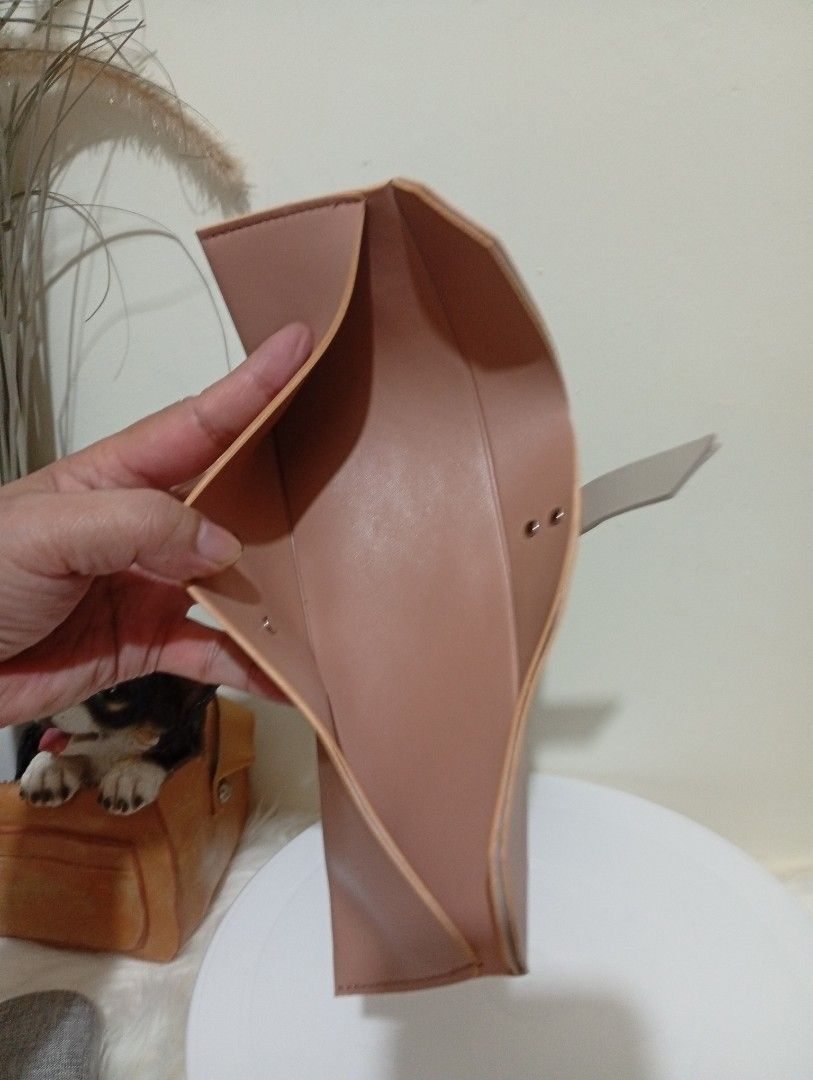 ELLE™️ PINKISH BROWN TROUSSE (Category: Makeup) located in Baguio. Submitted by Zagada (Listing ID 1425654926, Image 3). Description: ELLE™️ PINKISH BROWN TROUSSE Long flat soft leather case/pencil case/make-up brush pouch etc. Size 10.25" x 3" Preloved but in a slightly used very good condition No flaw, no damage Kept in a smoke free environment Location- Baguio City Ship Nationwide via J&T Courier 🫶🫰🤍🥰.