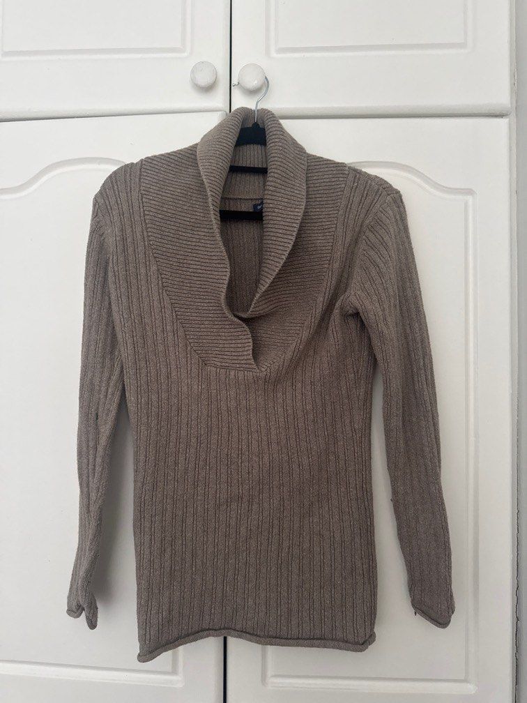 Gap Brown Knitted Winter Top (Category: Coats, Jackets and Outerwear) located in Pasig City. Submitted by ky_declutter (Listing ID 1425674950, Image 1). Description: - perfect for layering - size XS but stretchable fabric (fitted to M) - perfect for cold weather - from USA.