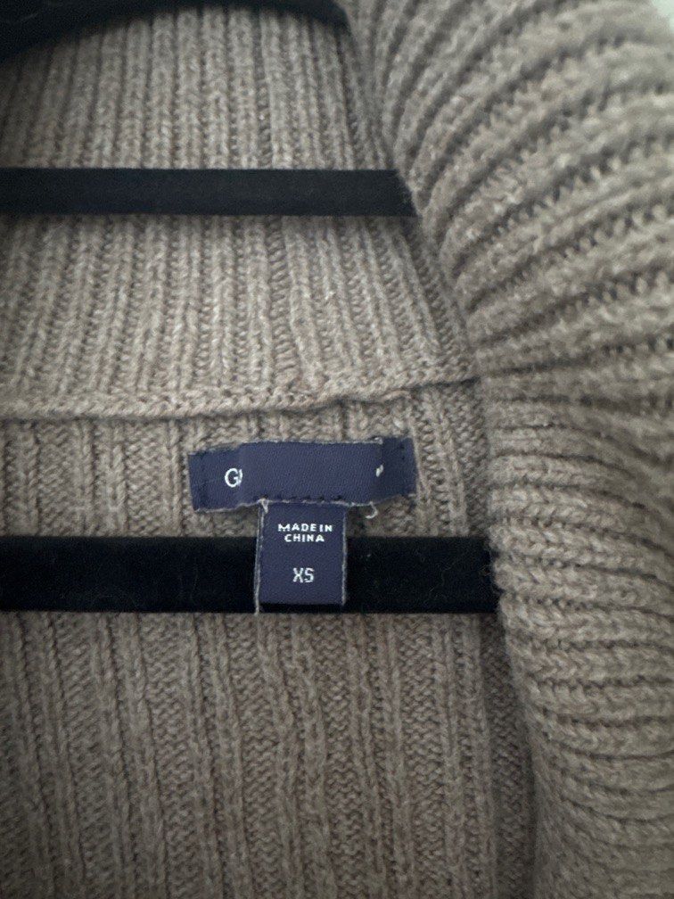 Gap Brown Knitted Winter Top (Category: Coats, Jackets and Outerwear) located in Pasig City. Submitted by ky_declutter (Listing ID 1425674950, Image 2). Description: - perfect for layering - size XS but stretchable fabric (fitted to M) - perfect for cold weather - from USA.