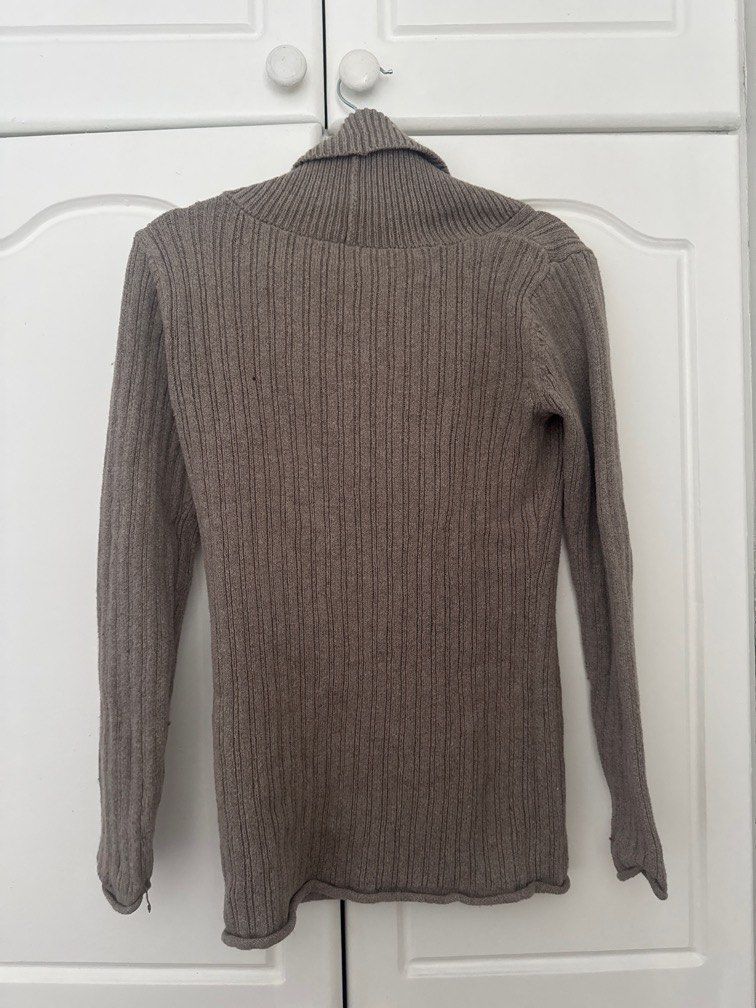 Gap Brown Knitted Winter Top (Category: Coats, Jackets and Outerwear) located in Pasig City. Submitted by ky_declutter (Listing ID 1425674950, Image 3). Description: - perfect for layering - size XS but stretchable fabric (fitted to M) - perfect for cold weather - from USA.
