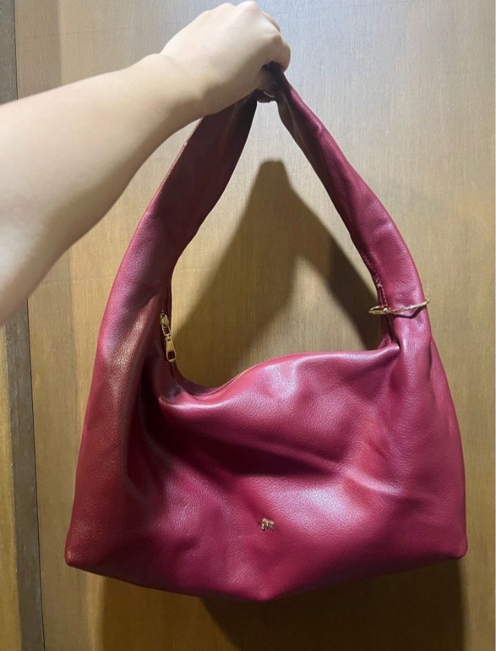GVN Medium Hobo Bag (Category: Shoulder Bags) located in Bacoor. Submitted by worldstarr (Listing ID 1425640288, Image 2). Description: The flaws can be seen Carabiner is not included Burgundy color Lowest price already.