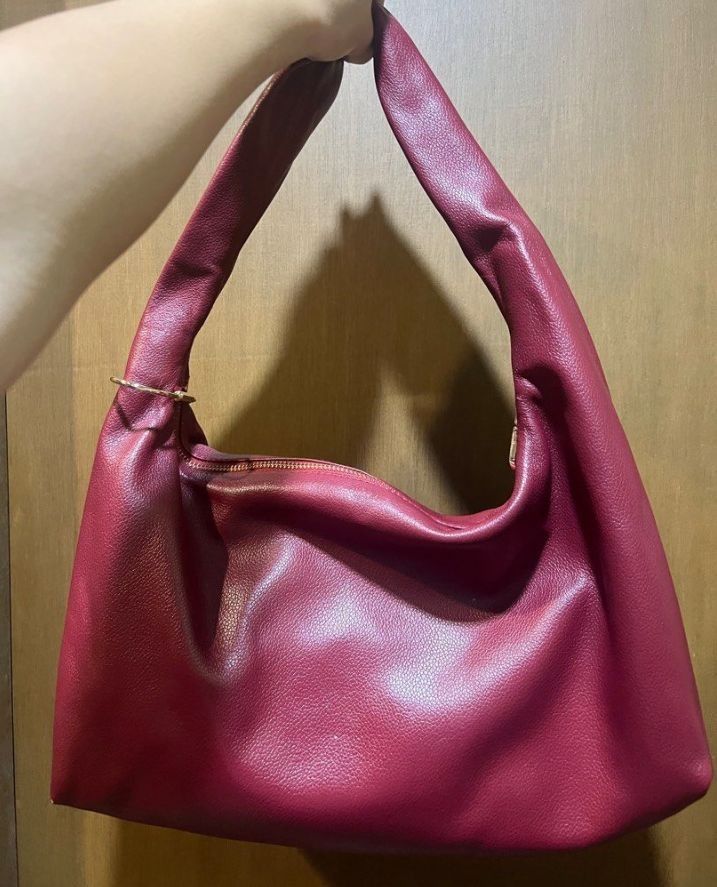 GVN Medium Hobo Bag (Category: Shoulder Bags) located in Bacoor. Submitted by worldstarr (Listing ID 1425640288, Image 3). Description: The flaws can be seen Carabiner is not included Burgundy color Lowest price already.