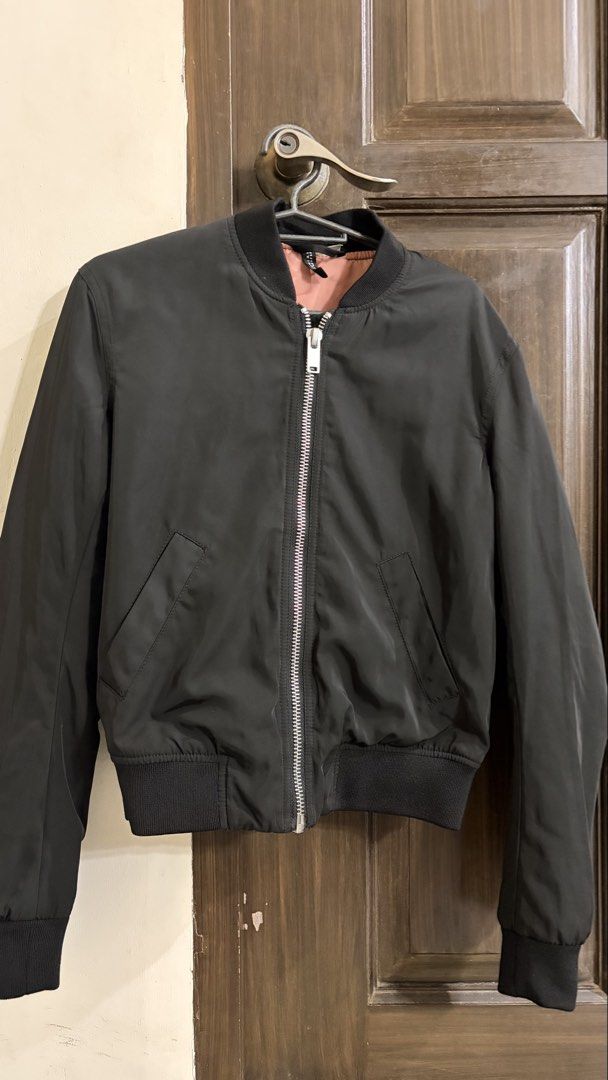 H&m black padded bomber jacket small (Category: Coats, Jackets and Outerwear) located in Caloocan City. Submitted by reqsj (Listing ID 1425506265, Image 1). Description: .