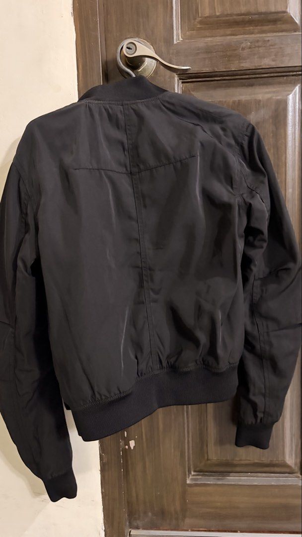 H&m black padded bomber jacket small (Category: Coats, Jackets and Outerwear) located in Caloocan City. Submitted by reqsj (Listing ID 1425506265, Image 3). Description: .