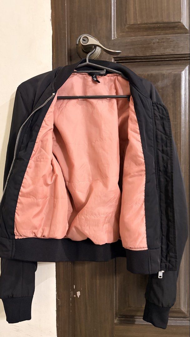 H&m black padded bomber jacket small (Category: Coats, Jackets and Outerwear) located in Caloocan City. Submitted by reqsj (Listing ID 1425506265, Image 2). Description: .