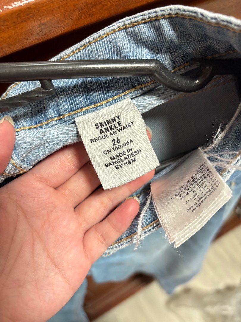H&M Skinny Ankle Jeans (Category: Jeans) located in Mandaluyong City. Submitted by drwyyy (Listing ID 1425657406, Image 2). Description: Size: 26 (Regular waist / Mid waist) Flaw: kinda thin na yung fabric due to usage; altered length (I’m 4’9 and a half).