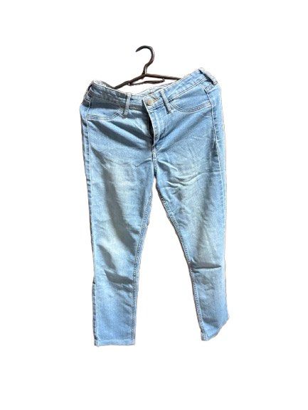 H&M Skinny Ankle Jeans (Category: Jeans) located in Mandaluyong City. Submitted by drwyyy (Listing ID 1425657406, Image 1). Description: Size: 26 (Regular waist / Mid waist) Flaw: kinda thin na yung fabric due to usage; altered length (I’m 4’9 and a half).