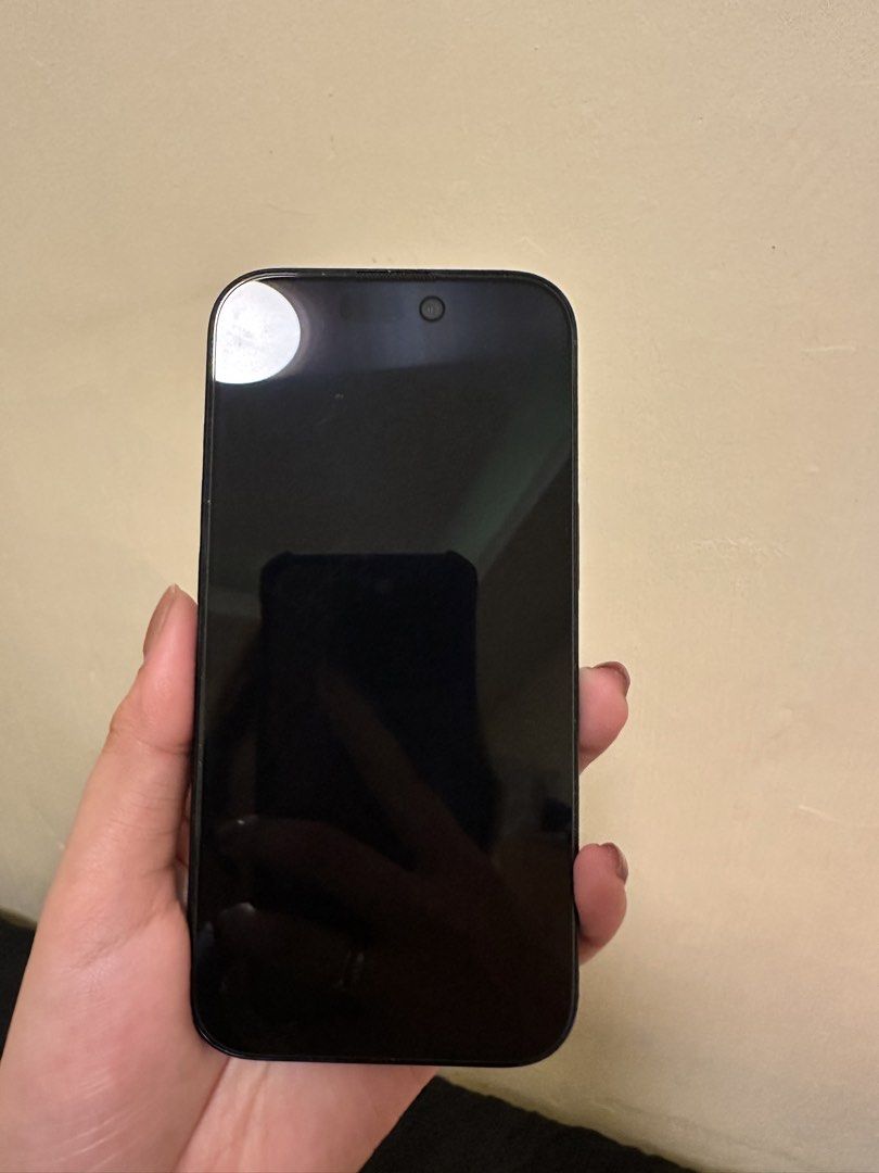 Iphone 15 under warranty (Category: iPhone 15 Series) located in Caloocan City. Submitted by quickhawk_8368cb (Listing ID 1425814290, Image 3). Description: Iphone 15 128gb - 94 BH - Under warranty until July 16, 2026 - 99% Smooth pwede sa maselan good as new - True tone and Face ID working - All original parts, never nabuksan Inclusion: 12 cases Charger Box Unit Price is negotiable for sure buyers.