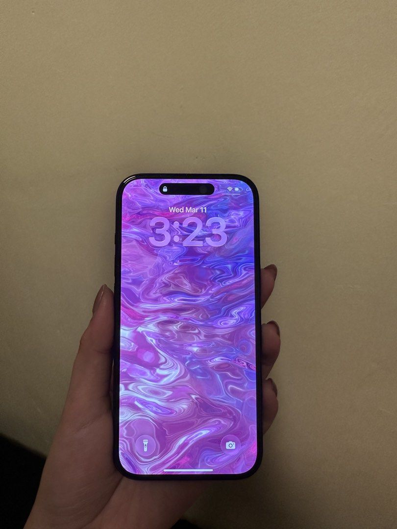 Iphone 15 under warranty (Category: iPhone 15 Series) located in Caloocan City. Submitted by quickhawk_8368cb (Listing ID 1425814290, Image 2). Description: Iphone 15 128gb - 94 BH - Under warranty until July 16, 2026 - 99% Smooth pwede sa maselan good as new - True tone and Face ID working - All original parts, never nabuksan Inclusion: 12 cases Charger Box Unit Price is negotiable for sure buyers.