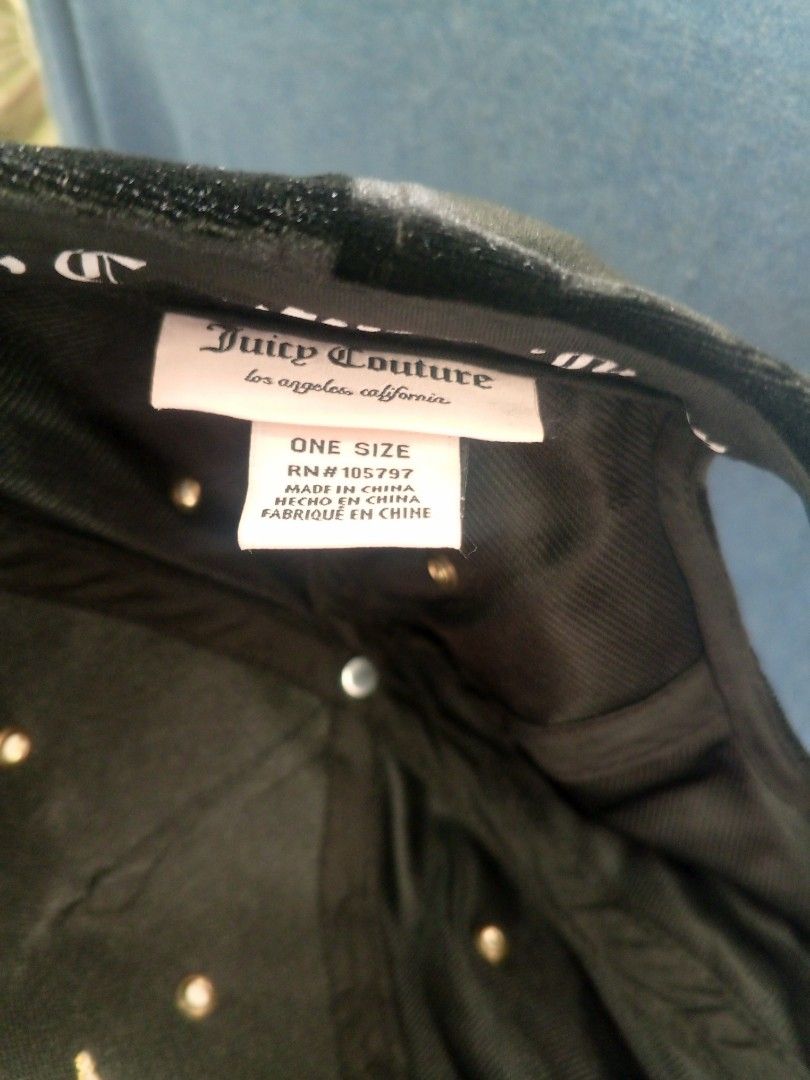 Juicy Couture Black Velour Cap (Category: Caps & Hats) located in Lucena. Submitted by minos_world (Listing ID 1425765937, Image 2). Description: - Juicy Couture Black Velour Cap - One size fits all - Features the iconic Juicy logo in gold embroidery - Made from soft velour material.