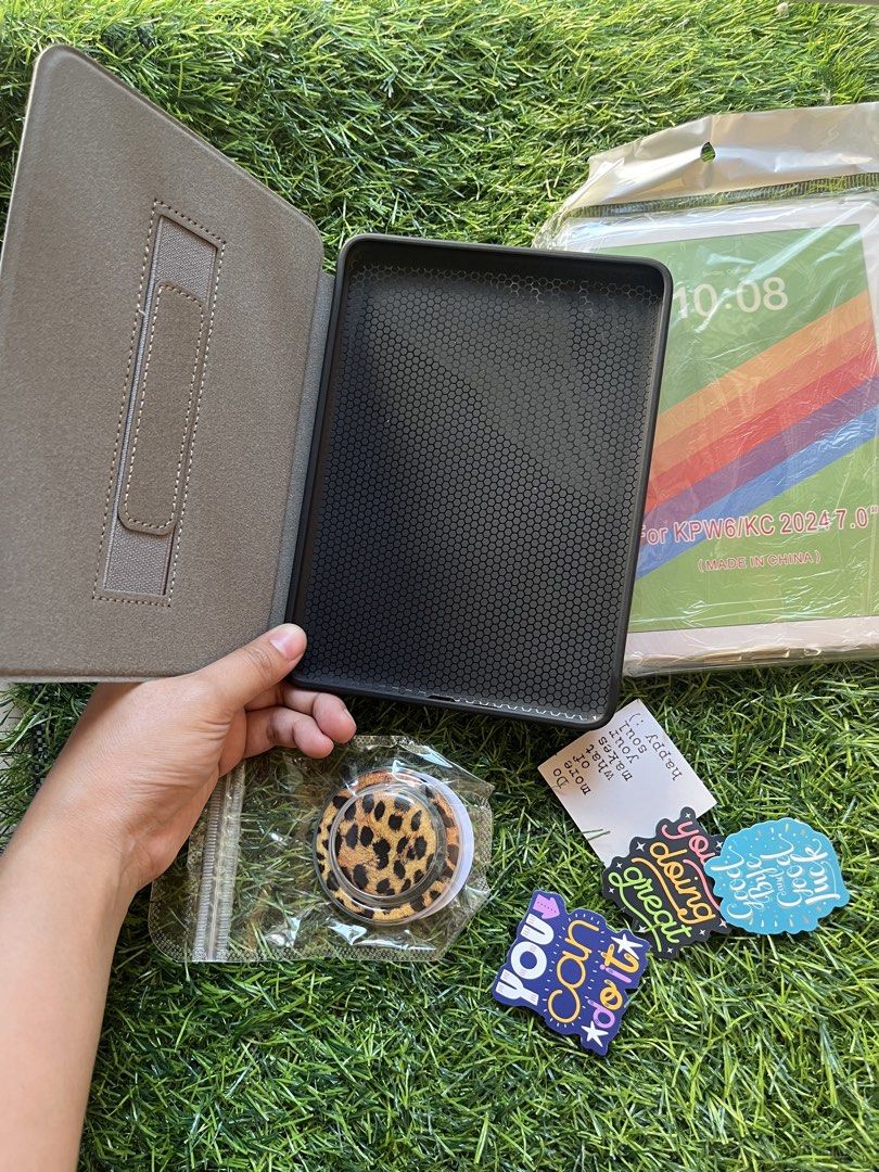 KPW 12th 7" Kindle Case Bundle (Category: Cases & Sleeves) located in Guiguinto. Submitted by kagandahan.ph (Listing ID 1425706637, Image 3). Description: Hello! Selling po in Bundle Fit for 12th gen Paperwhite 6 - 7 inches Magnetic Popsocket - included na po yung magnetic ring Flip Case with Handle and magnetic na po yung back, nagstick yung cover sa back part. Clear Case Cute Stickers Location - Guiguinto, Bulacan Same day delivery via lalamove