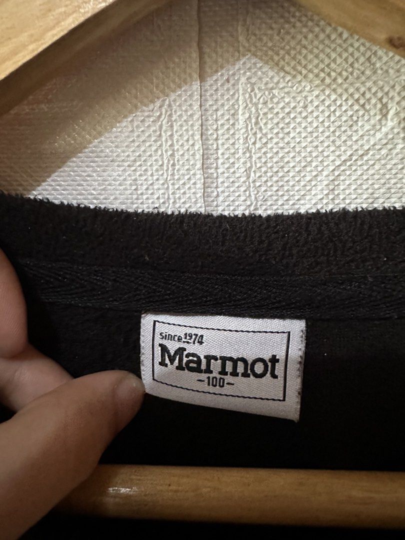 Marmot Black Long Sleeve Sweatshirt (Category: Coats, Jackets and Outerwear) located in Davao. Submitted by camlovesnoodles (Listing ID 1425658479, Image 3). Description: - 21x26 - no issue - 9/10 color rate .