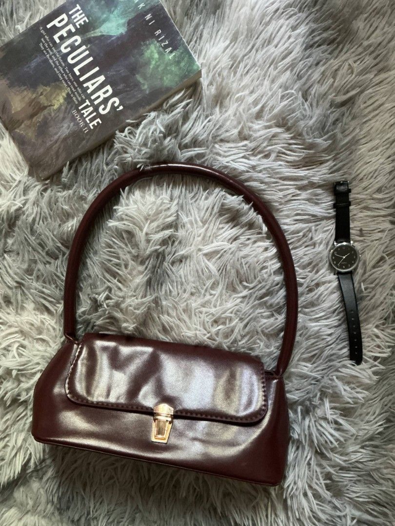 Maroon Shoulder Bag with Gold Clasp (Category: Shoulder Bags) located in San Fernando. Submitted by elixiriaz (Listing ID 1425689552, Image 1). Description: Elegant maroon shoulder bag with a glossy finish. Features a curved handle and a secure gold-colored clasp. The bag has a rectangular shape. The bag is suitable for everyday use. - bought from temu - used once - good as new.