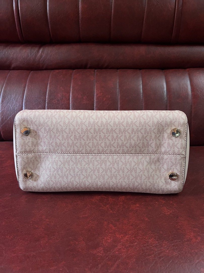 Michael Kors Ciara pink handbag (Category: Luxury Bags & Wallets) located in Cavite. Submitted by rov26 (Listing ID 1425653598, Image 3). Description: Authentic Michael Kors Handbag Condition: • Never used (w/ price tag $428) • Comes with detachable strap and care card • Minor cracking on the side edges due to long-term storage (purely cosmetic and does not affect functionality) Overall, it is still a beautiful and practical designer bag looking 