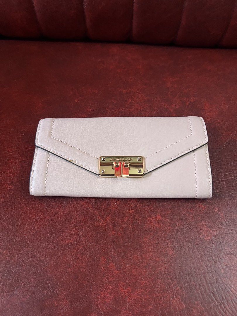 Michael Kors Kinsley Large Carryall Wallet (Category: Wallets & Card holders) located in Cavite. Submitted by rov26 (Listing ID 1425654447, Image 1). Description: Selling this Michael Kors Kinsley Large Carryall Flap Leather Wallet. Used only once so it’s still in like new condition. It’s been kept in storage and comes with the care guide..