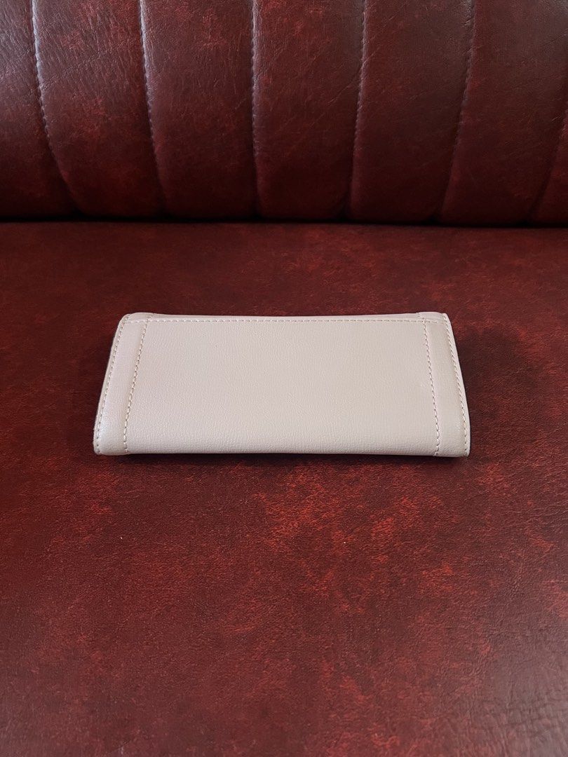 Michael Kors Kinsley Large Carryall Wallet (Category: Wallets & Card holders) located in Cavite. Submitted by rov26 (Listing ID 1425654447, Image 2). Description: Selling this Michael Kors Kinsley Large Carryall Flap Leather Wallet. Used only once so it’s still in like new condition. It’s been kept in storage and comes with the care guide..