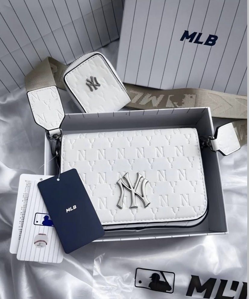MLB New York Yankees Handbag (Category: Luxury Bags & Wallets) located in Caloocan City. Submitted by blaizeshmn (Listing ID 1425714803, Image 2). Description: Pre order MLB New York Yankees Crossbody Handbag. Features the NY logo and MLB branding. Includes a small wallet..