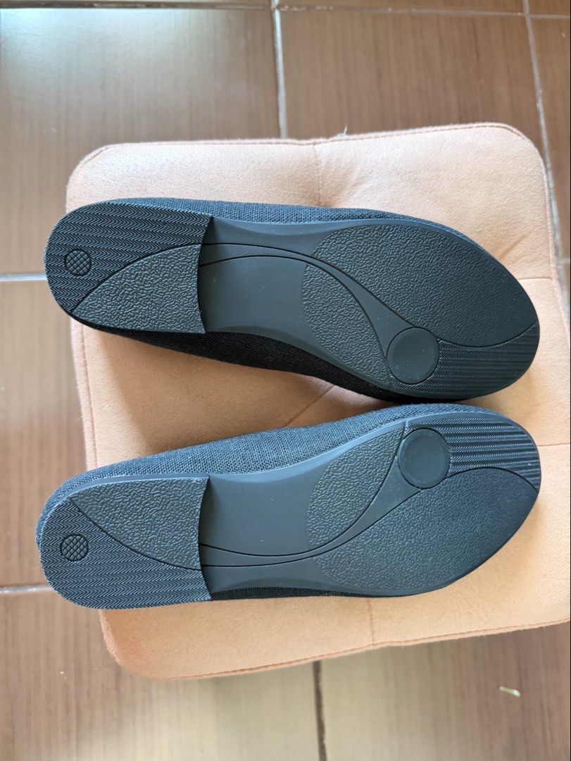Muji flats brand new (Category: Flats & Sandals) located in Pasig City. Submitted by cathddm (Listing ID 1390454157, Image 2). Description: Muji linen flats in black Never been used Size 25cm (8.5 inches).