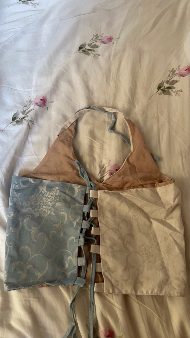 Nin and Yang Cropped 4-way Halter Top (Category: Sleeveless) located in Makati City. Submitted by shaniahdeclutters (Listing ID 1425723587, Image 2). Description: Can be worn in SO MANY WAYS SUPER CUTE not my style anymore 😞 .