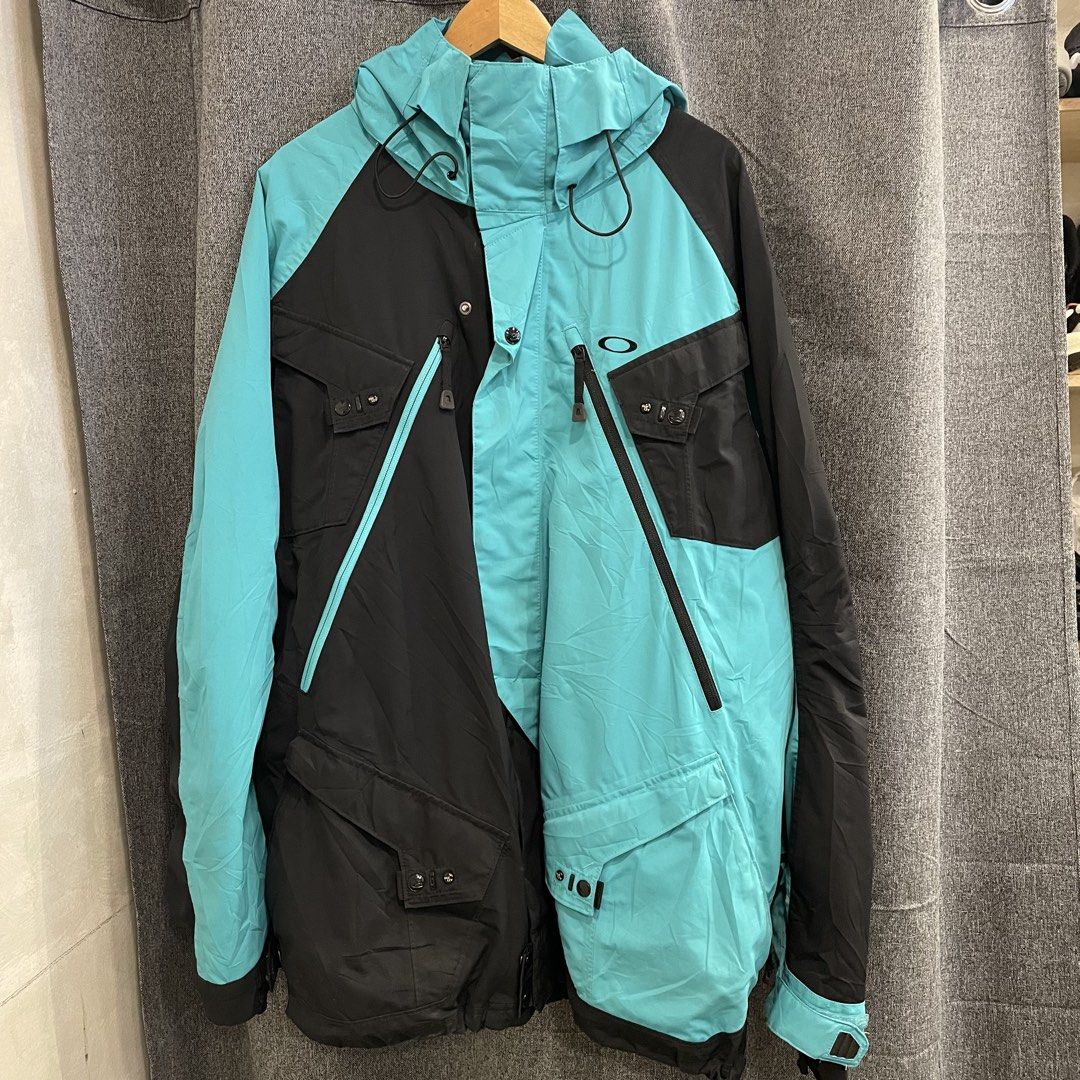Oakley Corked Insulated Snowboard Jacket (Category: Coats, Jackets and Outerwear) located in Manila. Submitted by walter_wt (Listing ID 1425793141, Image 3). Description: Oakley Corked Insulated Snowboard Jacket -Size: Large to xxl -Dimension: -Length: 33 -Width: 27 -Sleeve length: 29 -Issue: None .