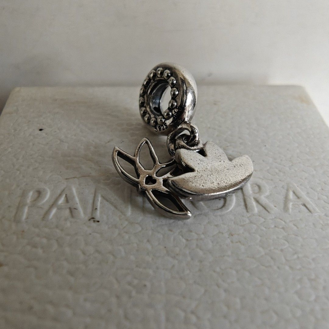 Pandora lotus flower dangle charm (Category: Charms) located in Makati City. Submitted by ly12eb (Listing ID 1425652810, Image 2). Description: Authentic Excellent condition.