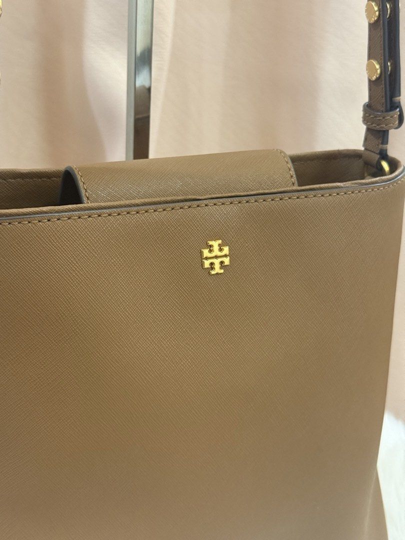 Preloved Tory Burch Emerson Bucket Bag (Category: Shoulder Bags) located in Davao. Submitted by majicwheels (Listing ID 1425773592, Image 2). Description: 💯 Original. - Preloved by yours truly - Mint condition Slightly negotiable. Pass sa lowballer 😅.