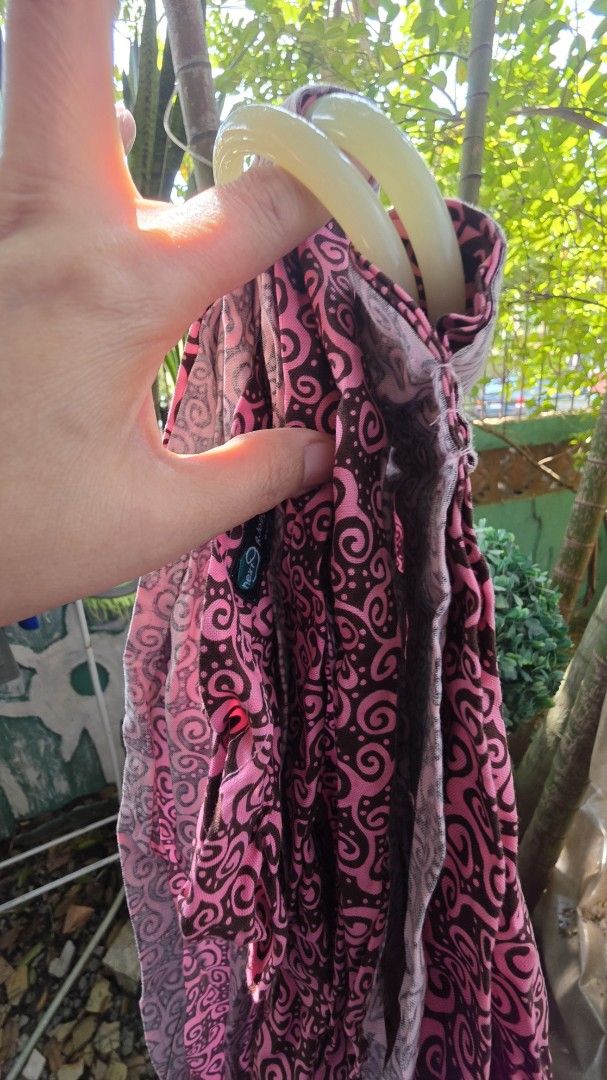 R' Jellybean Baby Sling (Category: Carriers & Slings) located in Quezon City. Submitted by anakai (Listing ID 1425674834, Image 2). Description: near Qc costumers only na stock lng never been used orig price 1999 .