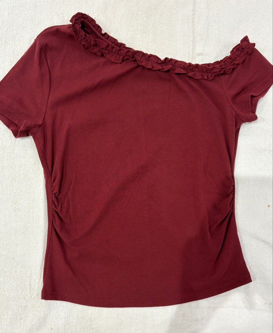 red off-shoulder top- large (Category: Blouses) located in Daraga. Submitted by solanacarson (Listing ID 1425753666, Image 1). Description: used only once. a bit big on me on the bust area, perfect for those with busy sizes 36 and up! .