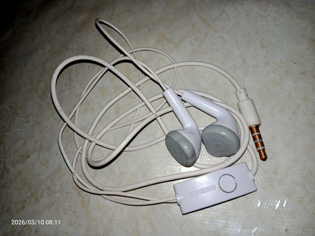 (RUSH) Original Samsung Earphones (Category: Earphones) located in Malolos. Submitted by marky.marky1 (Listing ID 1422382320, Image 2). Description: Selling Almost new Samsung Earphone model: (GH59-13091A) parang bago pa no issue. Orig Not replica galing sa unit, gagamitin na lang. Test to sawa Price: 500php. (NEG) For more info: DM or meet up or pick up. - White earphones - 3.5mm jack - Built-in microphone - Volume control.