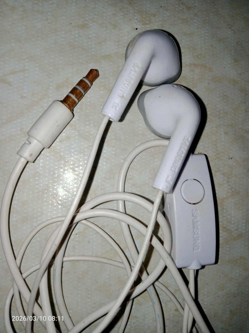 (RUSH) Original Samsung Earphones (Category: Earphones) located in Malolos. Submitted by marky.marky1 (Listing ID 1422382320, Image 3). Description: Selling Almost new Samsung Earphone model: (GH59-13091A) parang bago pa no issue. Orig Not replica galing sa unit, gagamitin na lang. Test to sawa Price: 500php. (NEG) For more info: DM or meet up or pick up. - White earphones - 3.5mm jack - Built-in microphone - Volume control.