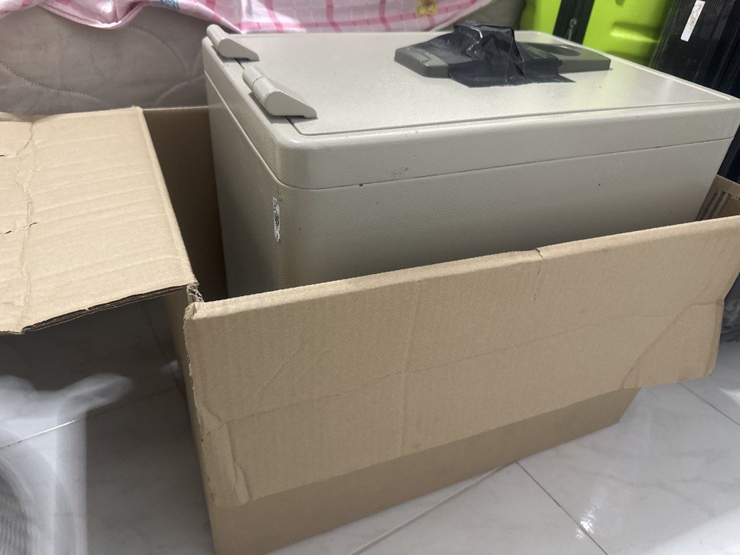 Safe (Category: Safe) located in Singapore. Submitted by bookish-07 (Listing ID 1425752442, Image 3). Description: The safe is in a good condition but has one defect which is that you can’t use the number lock but can use keys (The number lock is taped in black) 17x 13.5x19.