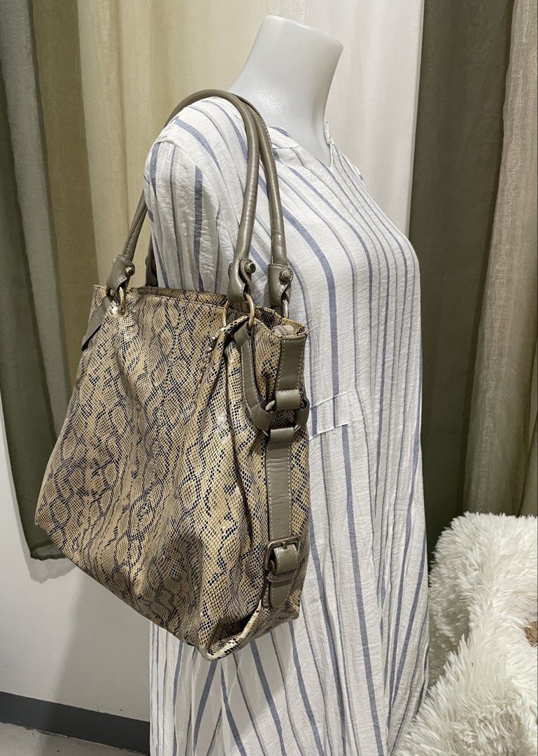 Goldlion Snake Skin Pattern Handbag (Category: Luxury Bags & Wallets) located in Cabanatuan. Submitted by moraiahraven (Listing ID 1425695828, Image 2). Description: Stylish handbag featuring a snake skin pattern. It has two handles and a shoulder strap. The bag has a spacious interior, perfect for carrying essentials. The color is a mix of brown and beige. .