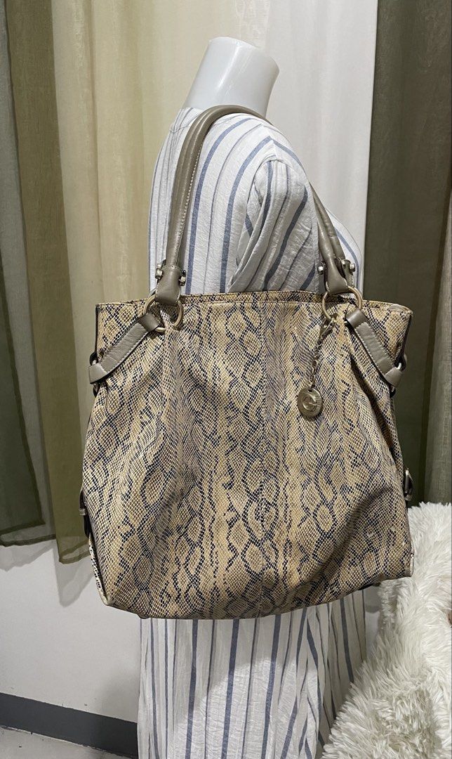Goldlion Snake Skin Pattern Handbag (Category: Luxury Bags & Wallets) located in Cabanatuan. Submitted by moraiahraven (Listing ID 1425695828, Image 1). Description: Stylish handbag featuring a snake skin pattern. It has two handles and a shoulder strap. The bag has a spacious interior, perfect for carrying essentials. The color is a mix of brown and beige. .